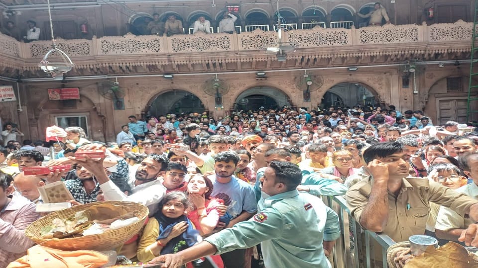 Akshaya Tritiya 2024 Banke Bihari Temple opened for devotees darshan before Scheduled Time News in Hindi