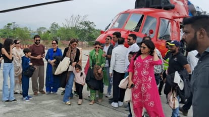 Kedarnath Dham shilpa shetty arrived with family for Kedarnath darshan took flight from Jolly Grant See Photos
