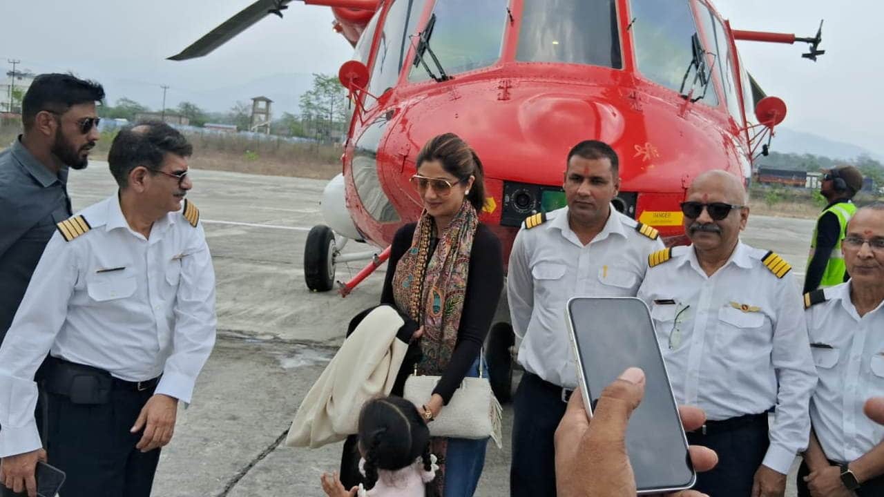Kedarnath Dham shilpa shetty arrived with family for Kedarnath darshan took flight from Jolly Grant See Photos