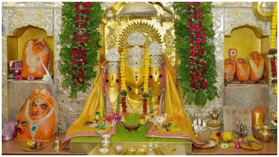 पीतांबरा मां बगलामुखी का दरबार।