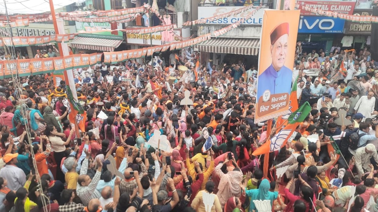 HP Politics:  Union Minister Anurag Thakur demonstrated strength through road show in Hamirpur market.