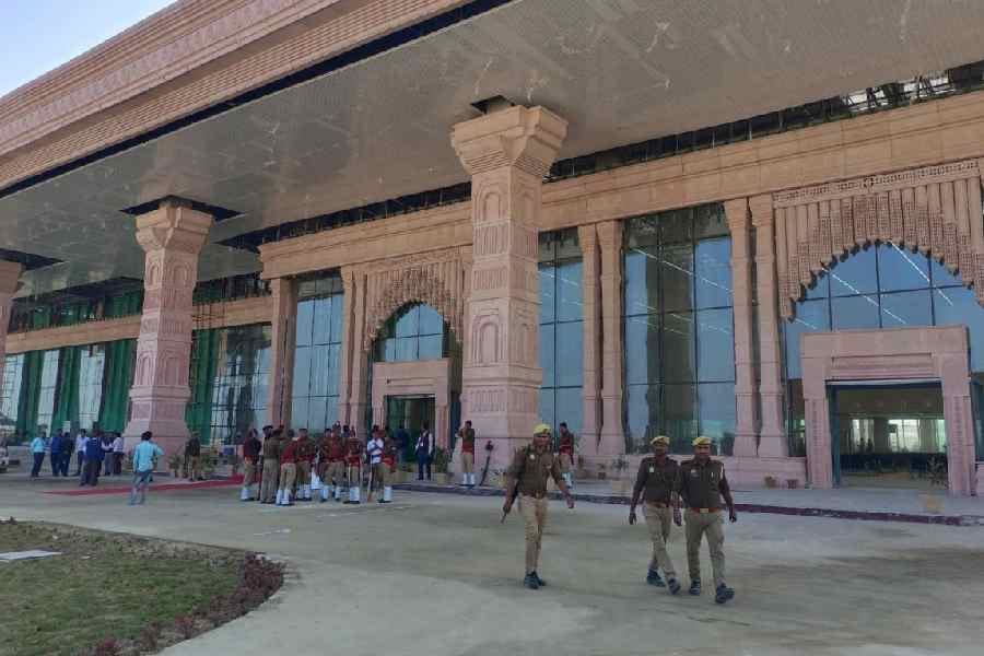 Ayodhya to Hyderbad straight flight cancelled.
