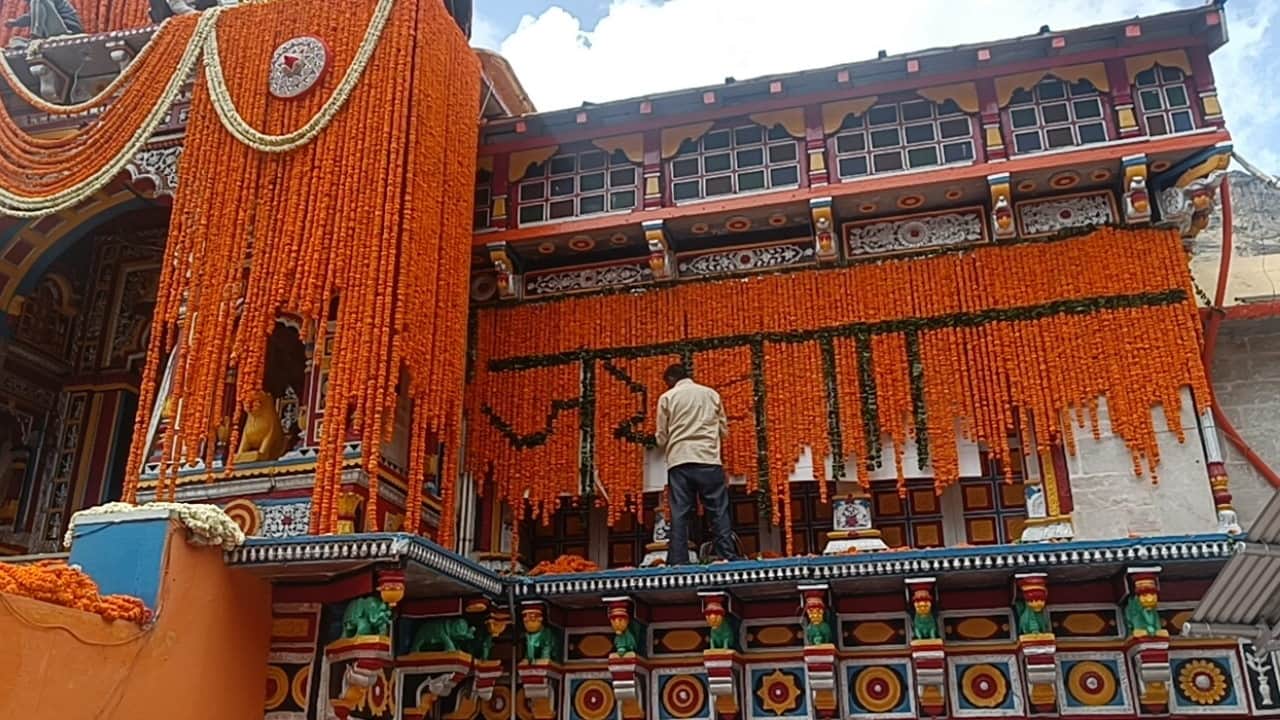 Badrinath Dham Panda community Tirth Purohit and local people opposed the VIP system in Dham