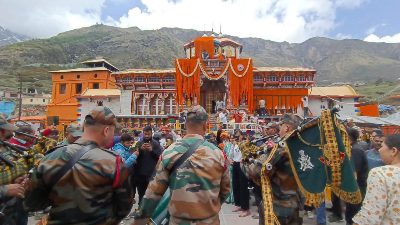 Badrinath Dham Panda community Tirth Purohit and local people opposed the VIP system in Dham
