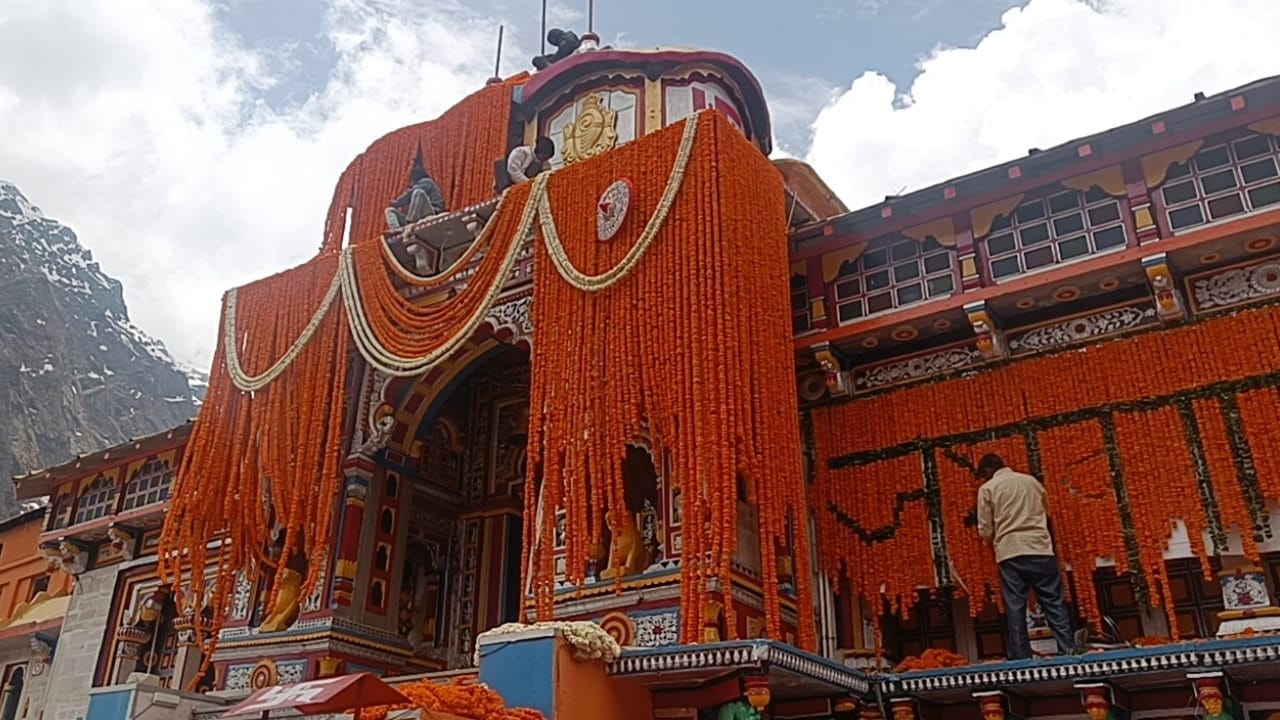Badrinath temple is being decorated with 15 quintals flowers Doli reached doors will open tomorrow