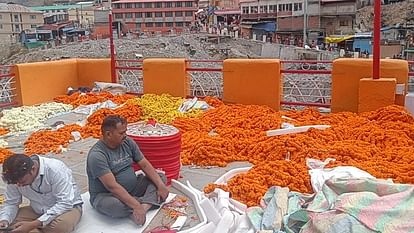 Badrinath temple is being decorated with 15 quintals flowers Doli reached doors will open tomorrow