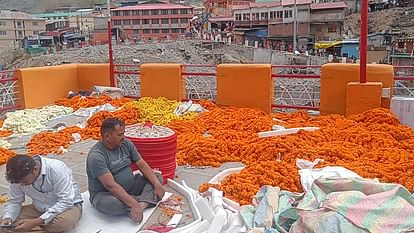Badrinath temple is being decorated with 15 quintals flowers Doli reached doors will open tomorrow