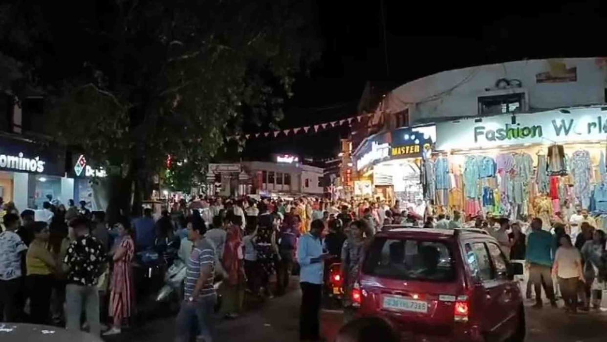 Sirohi News: Tourists gathered in Mount Abu weekend season to enjoy the pleasant weather.