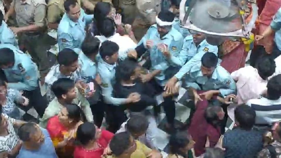 Bullying of security guards in Banke Bihari temple someone was pushed and someone was dragged video viral