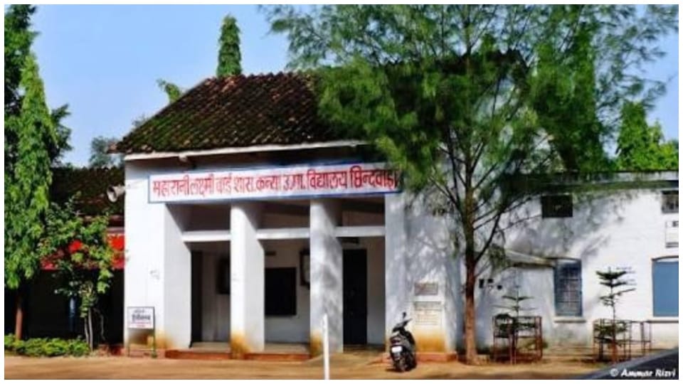 Book fair starts in MLB School of Chhindwara parents buy books and dresses of private schools at low prices