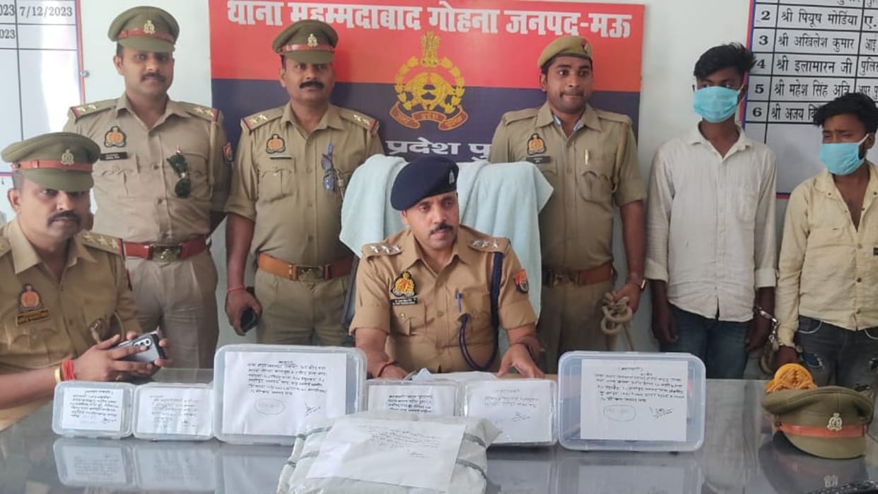 Two miscreants caught by mau police jewelry worth 4.5 lakh rupees recovered