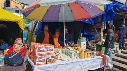 Chardham Yatra 2024 Second day devotees crowd gathered in Kedarnath Dham huge crowd on Yamunotri walking route