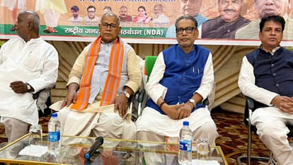 चुनावी कार्यक्रम में पूर्व सीएम जीतन मांझी और एनडीए प्रत्याशी राधामोहन सिंह