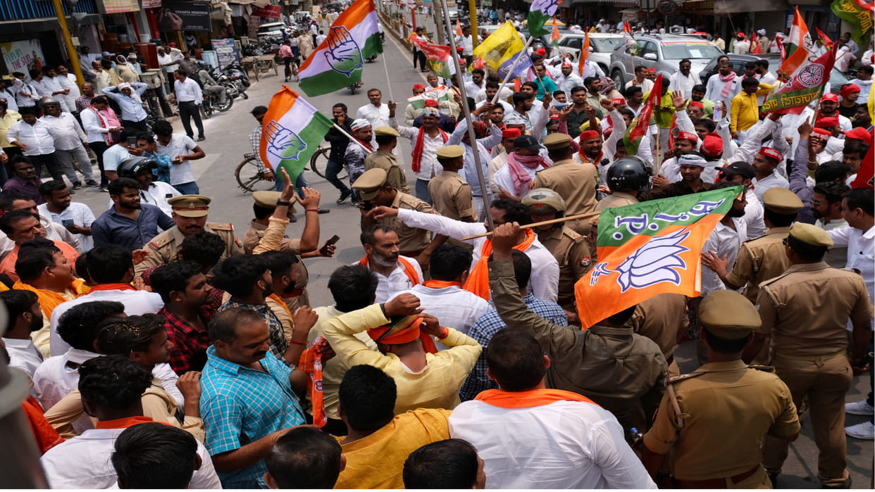 BJP-SP workers came face to face during nomination in front of Gorakhpur court.