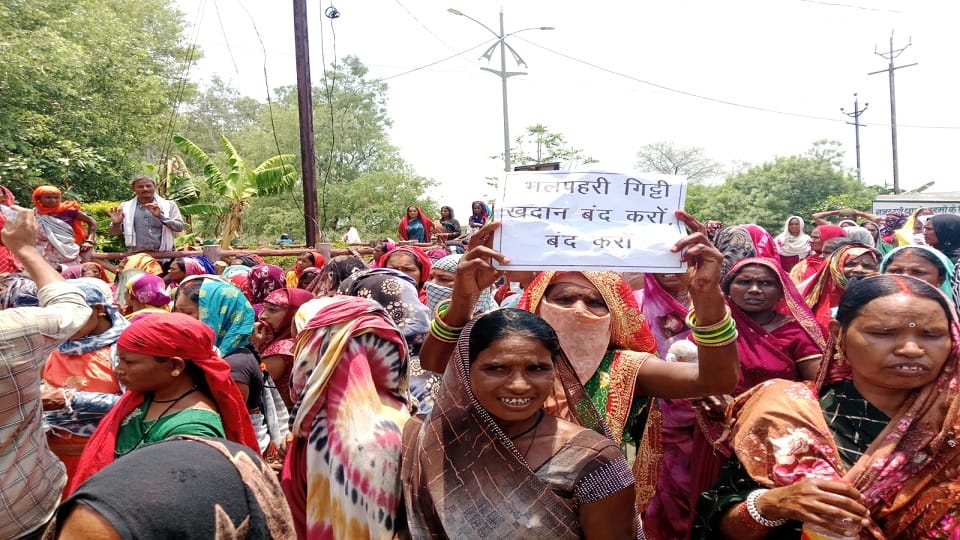 Water level went down due to ballast mine villagers surrounded collectorate in Kabirdham