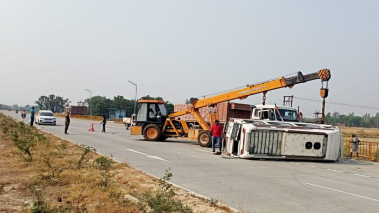 Nine devotees injured when mini bus overturns, were returning after darshan from Kashi Vishwanath