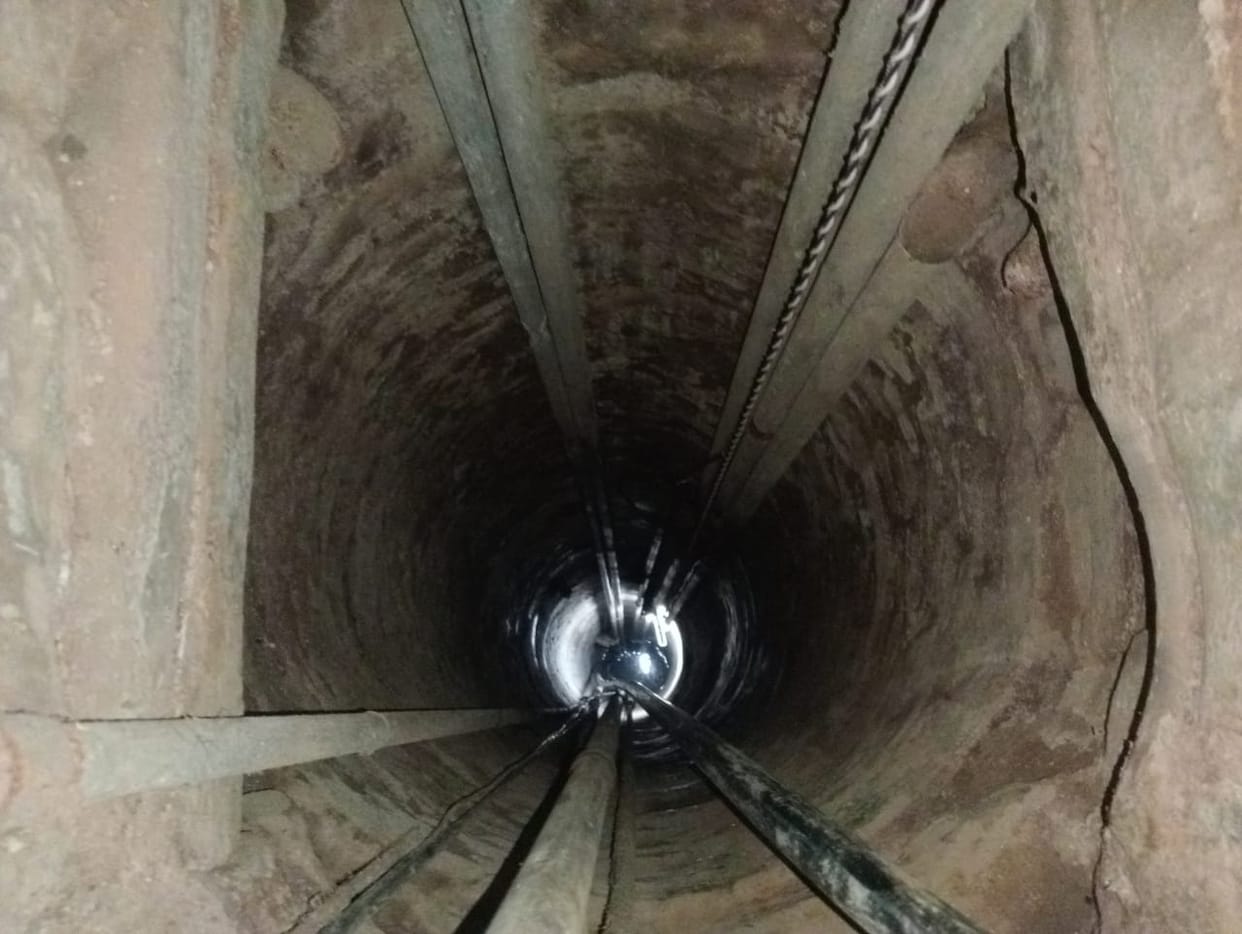 mechanic descending to install submersible in well drowned after rope broke