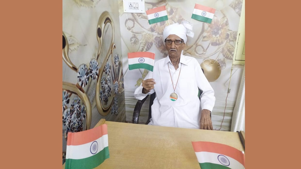 one hundred seven old Mohanlal, resident of Jagadhri, Yamunanagar, has been voting continuously for 70 years