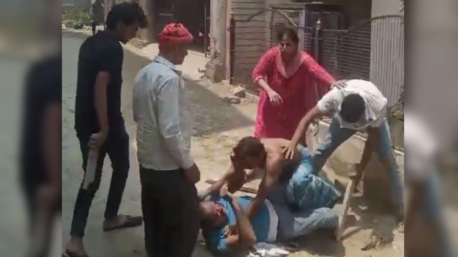 Neighbors clash over parking front of house in azamgarh
