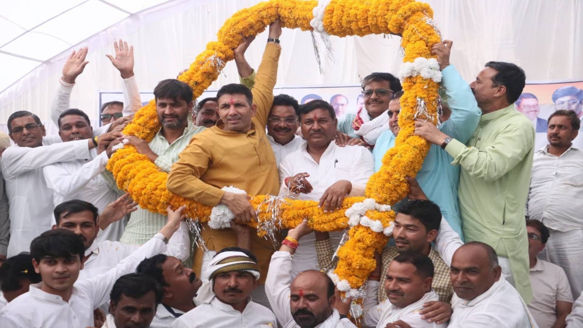 जीतू पटवारी सहित अन्य कांग्रेसी पदाधिकारी और कार्यकर्ता