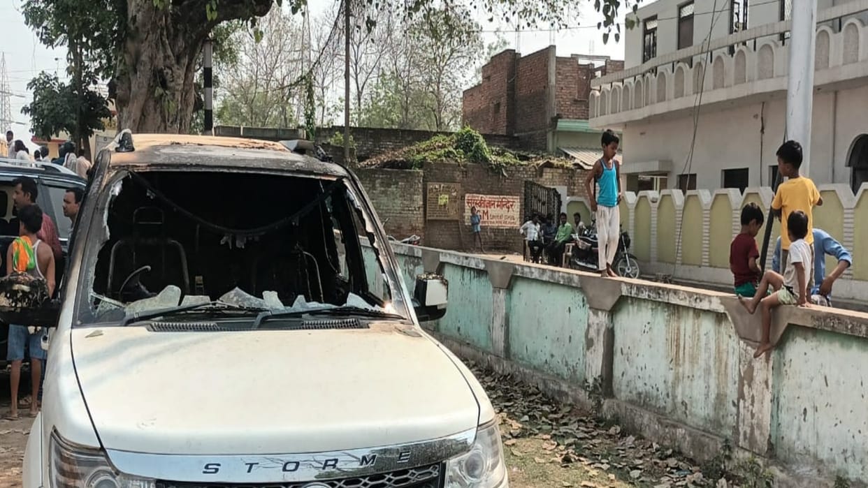 Safari and Scorpio parked outside former Pradhan's house set on fire, police busy investigating the case.
