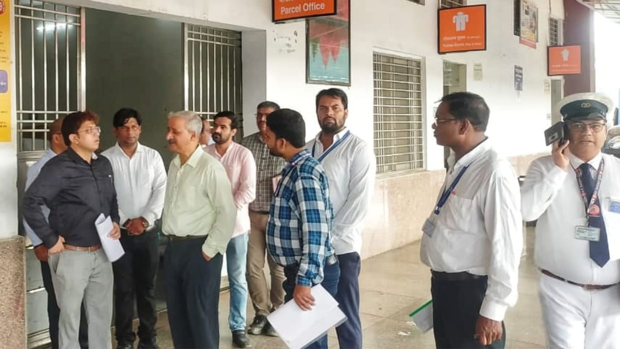 Additional member of Railway Board inspected passenger facilities Banaras Railway Station