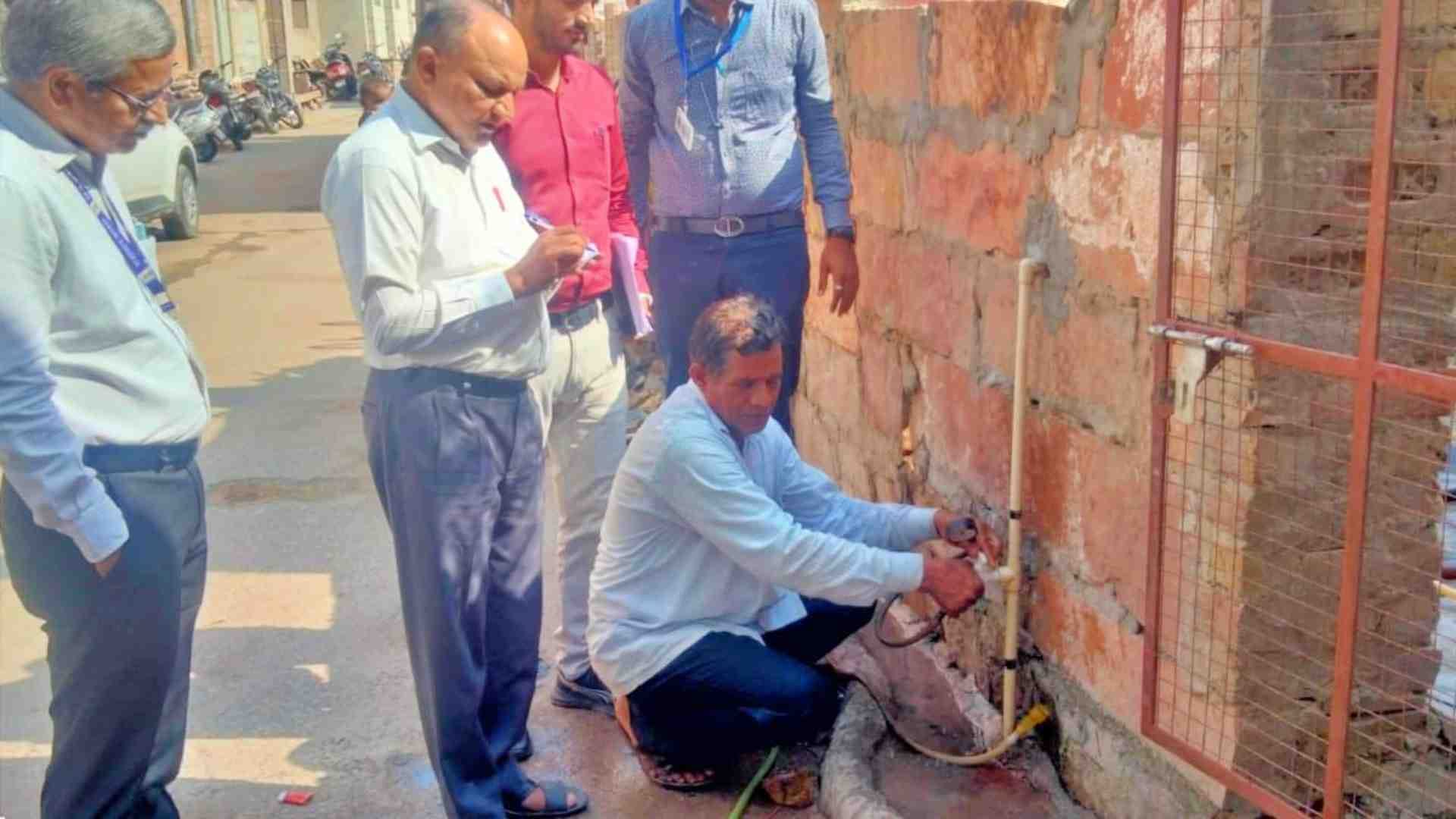 पानी की सप्लाई की जांच करती टीम।