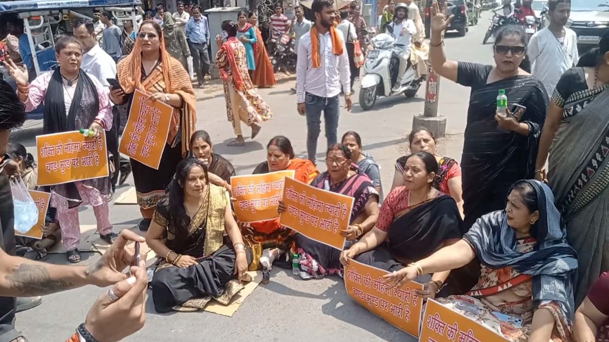 BJP Mahila Morcha workers accused ACP of finger twisting