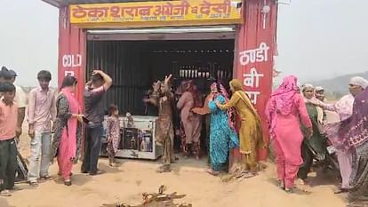 Women broke liquor bottles on the road, closed toll barriers and shops