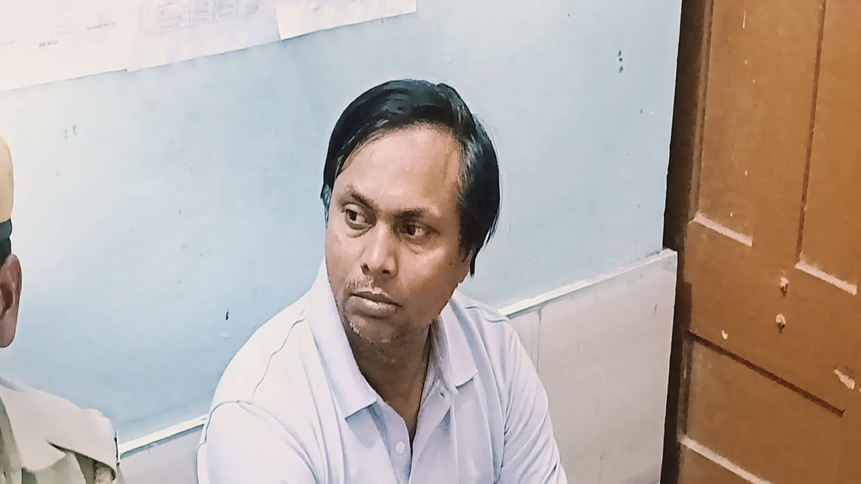 Babu of BSA office posted in Sant Kabir Nagar was arrested red handed while taking bribe.