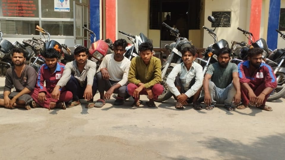 Etah police busted vehicle theft gang recovered 11 bikes Eight criminals arrested