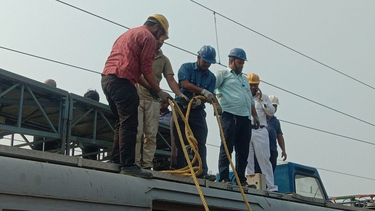 Youth dies due to electrocution on railway engine in ballia