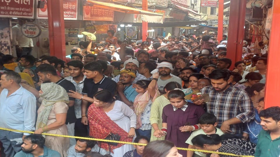 Mathura News: Huge Crowd Banke Bihari Mandir Darshan In Vrindavan See Photos
