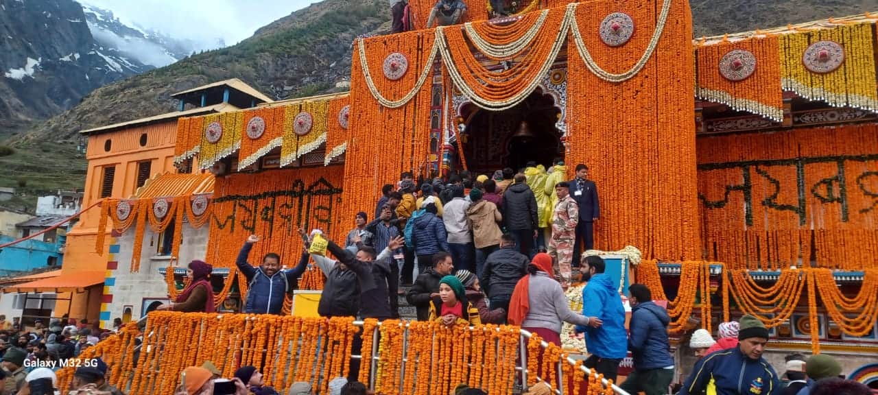 Chardham Yatra 2024 Badrinath Dham Doors open For Pilgrims Amid Rainfall Huge Crowd Photos