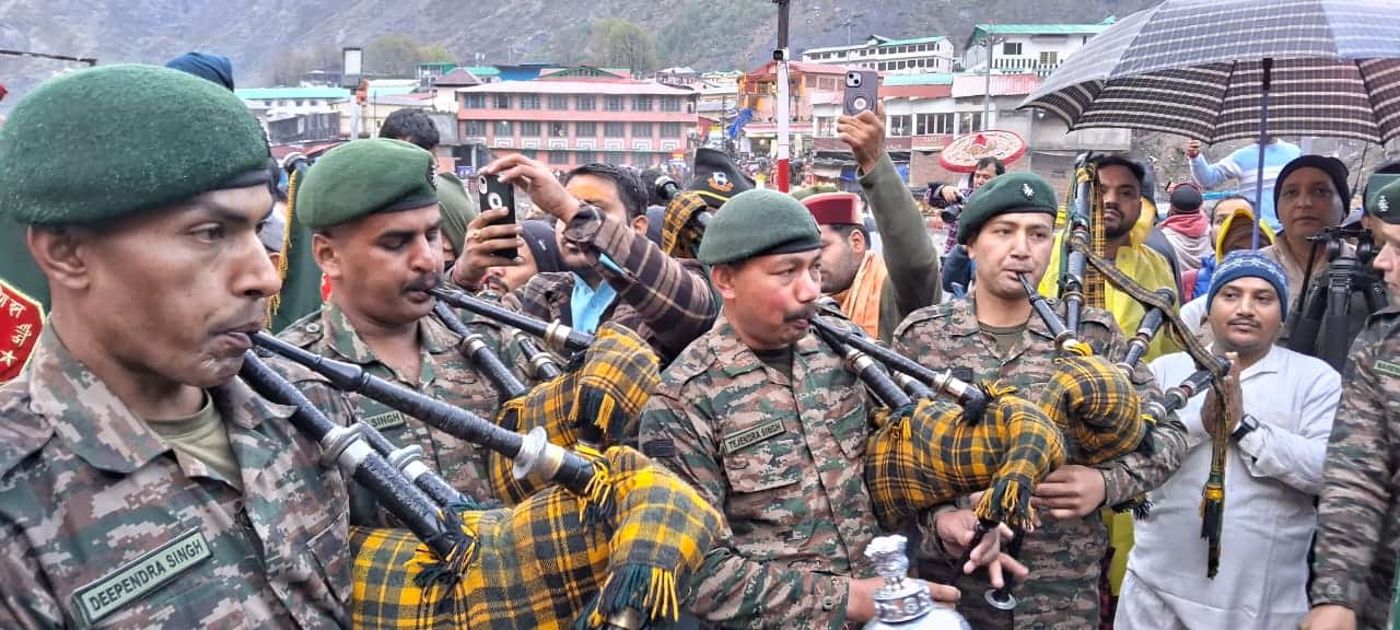 Chardham Yatra 2024 Badrinath Dham Doors open For Pilgrims Amid Rainfall Huge Crowd Photos