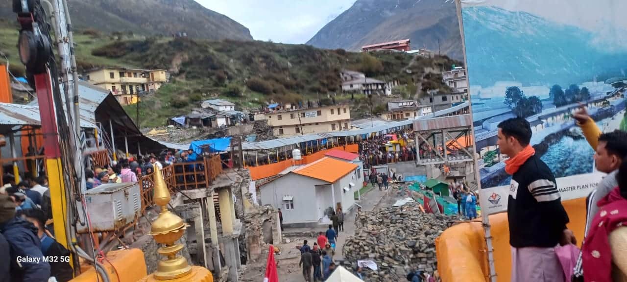 Chardham Yatra 2024 Badrinath Dham Doors open For Pilgrims Amid Rainfall Huge Crowd Photos