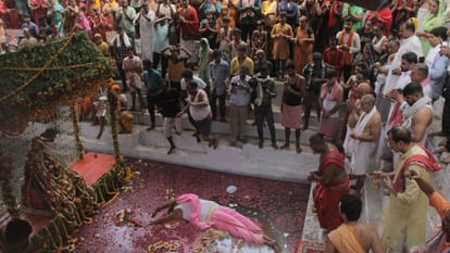 25 thousand devotees took dip in Chakrapushkarini Kund on Manikarnika