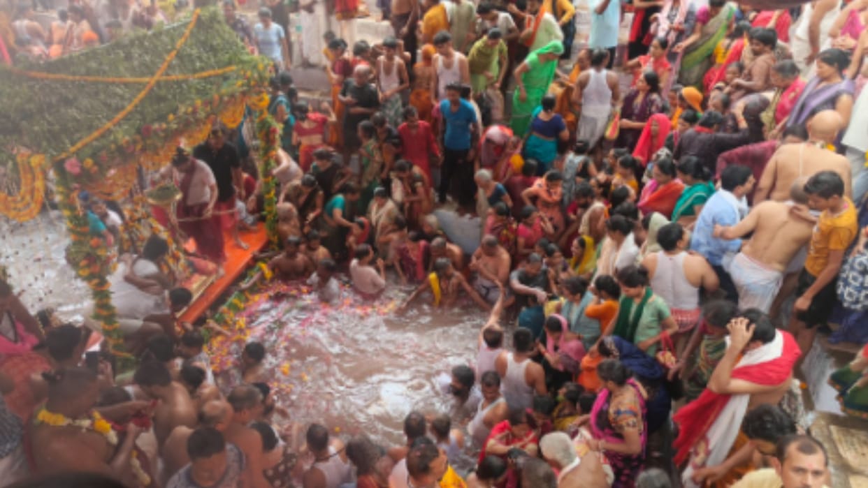 25 thousand devotees took dip in Chakrapushkarini Kund on Manikarnika