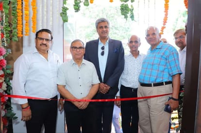 आगरा में डिजिटल स्किल सेंटर के उद्घाटन के मौके पर पूर्व पीसीएस अधिकारी एनके पालीवाल व हिमांशु गौतम।