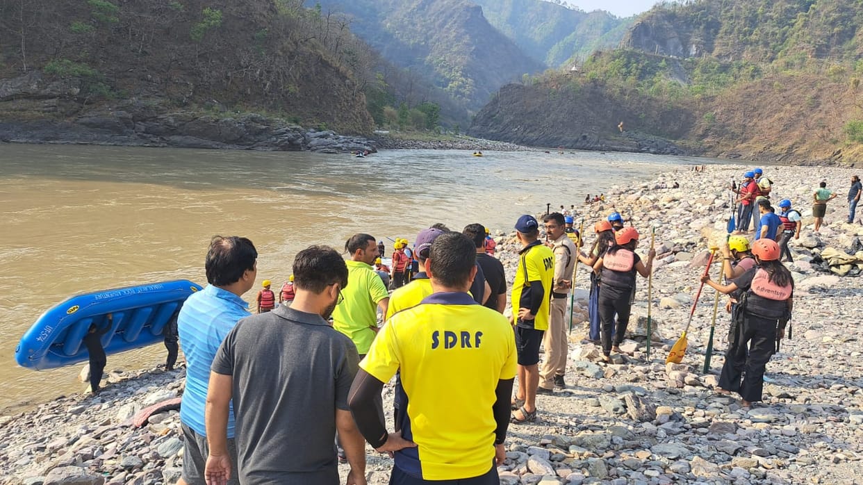 Rishikesh News Boy from Meerut along with his company colleagues Drown into Ganga River SDRF Doing search