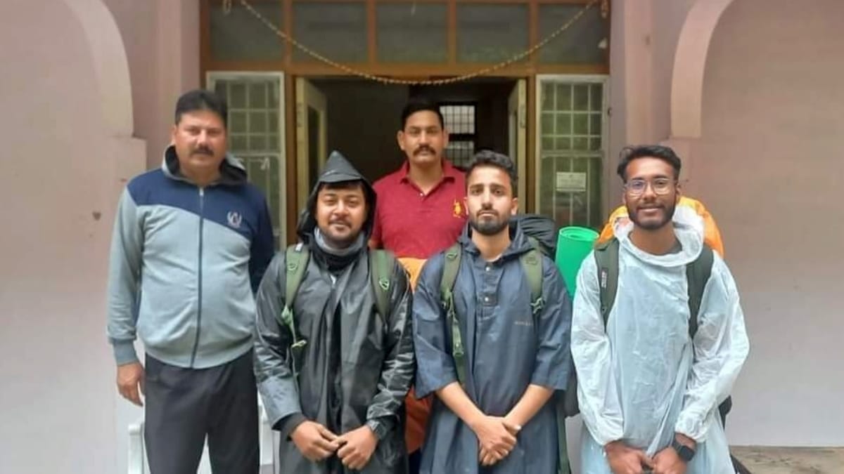 Rescue of three tourists who lost their way in bypass trek of Manikarna Valley