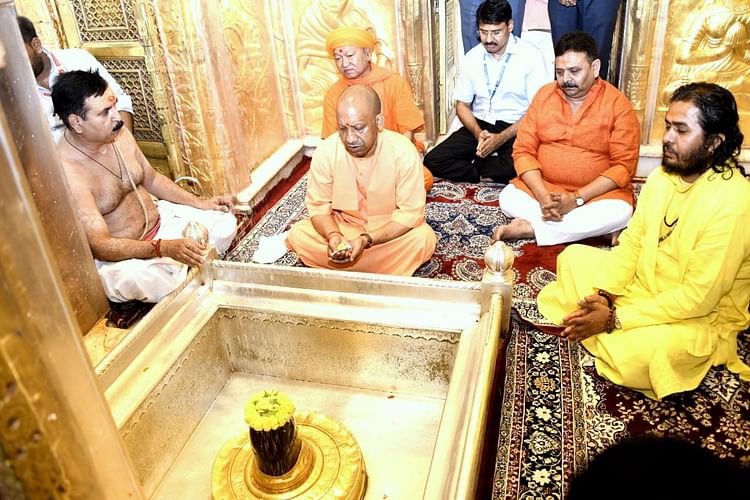 CM Yogi Varanasi Visit: सीएम योगी ने काशी विश्वनाथ धाम में किया दर्शन-पूजन, बाबा काल भैरव का लिया आशीर्वाद