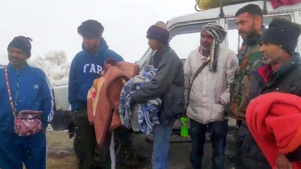 Police rescued 10 laborers trapped in Shinkula the car broke down while going to Leh