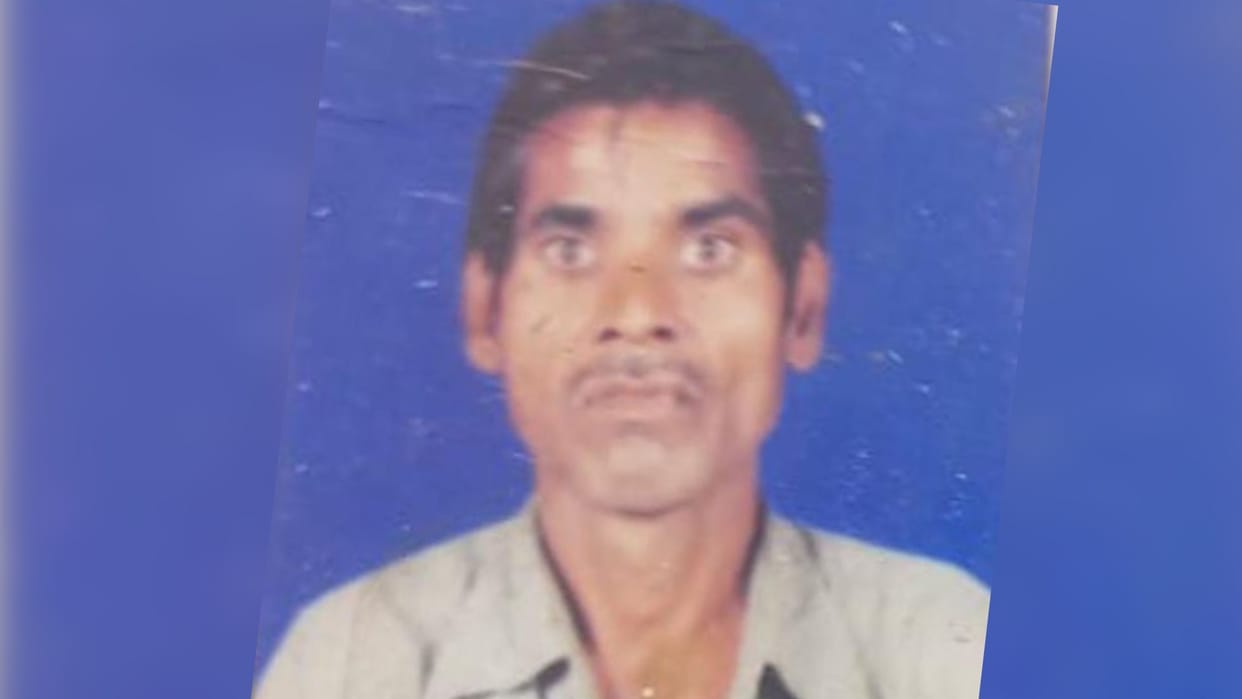Old man fell the field after died due peg entering his mouth in mirzapur