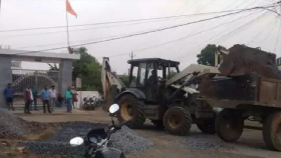 Municipal Corporation employees who went to remove encroachment were beaten up in Ambikapur