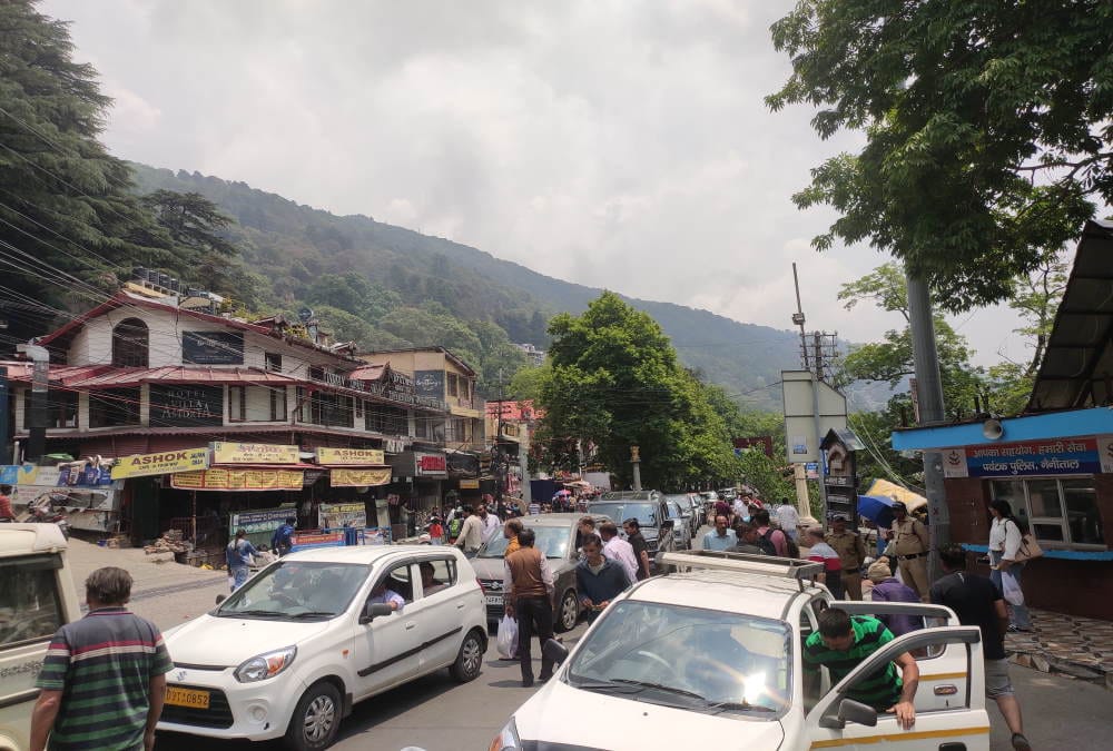 Huge Crowd of tourists gathered in Nainital on weekend traffic jam 80 percent hotels packed
