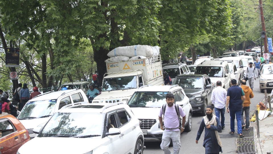 Huge Crowd of tourists gathered in Nainital on weekend traffic jam 80 percent hotels packed
