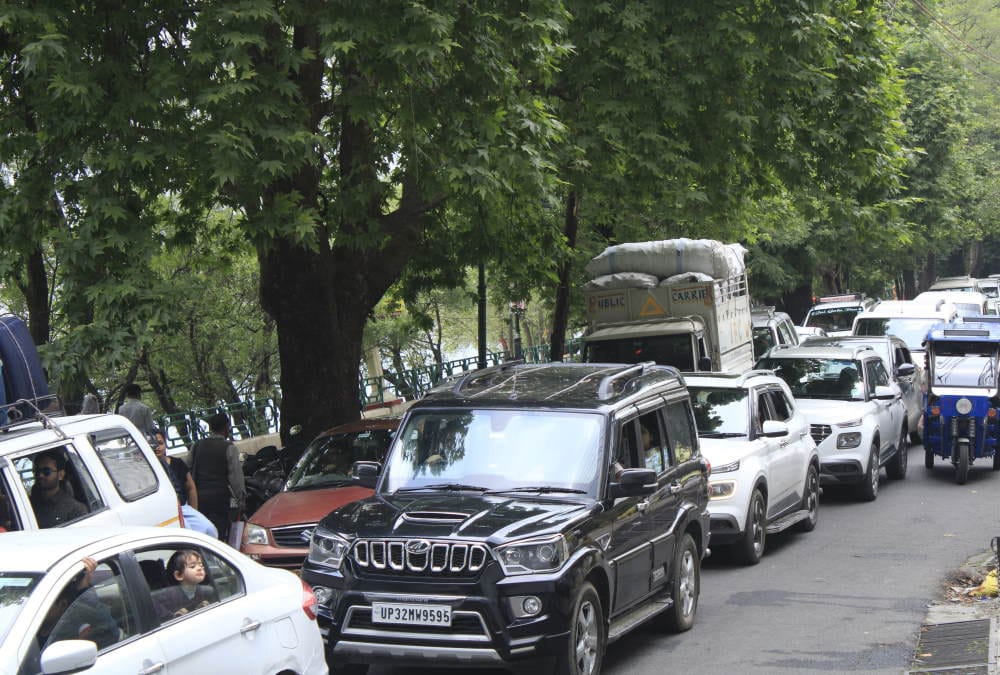 Huge Crowd of tourists gathered in Nainital on weekend traffic jam 80 percent hotels packed