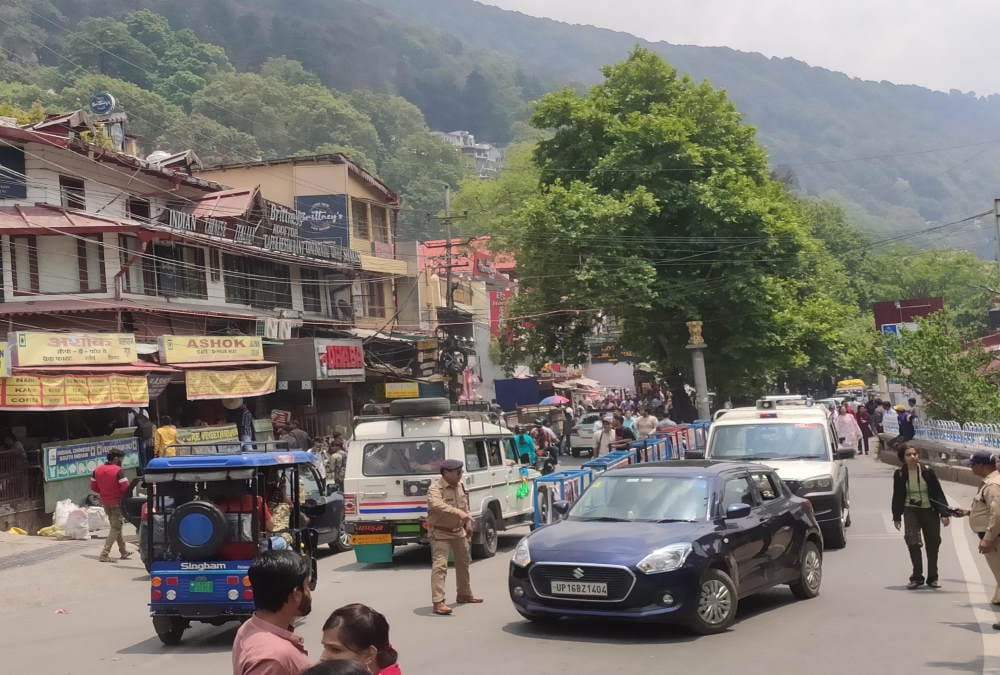 Huge Crowd of tourists gathered in Nainital on weekend traffic jam 80 percent hotels packed