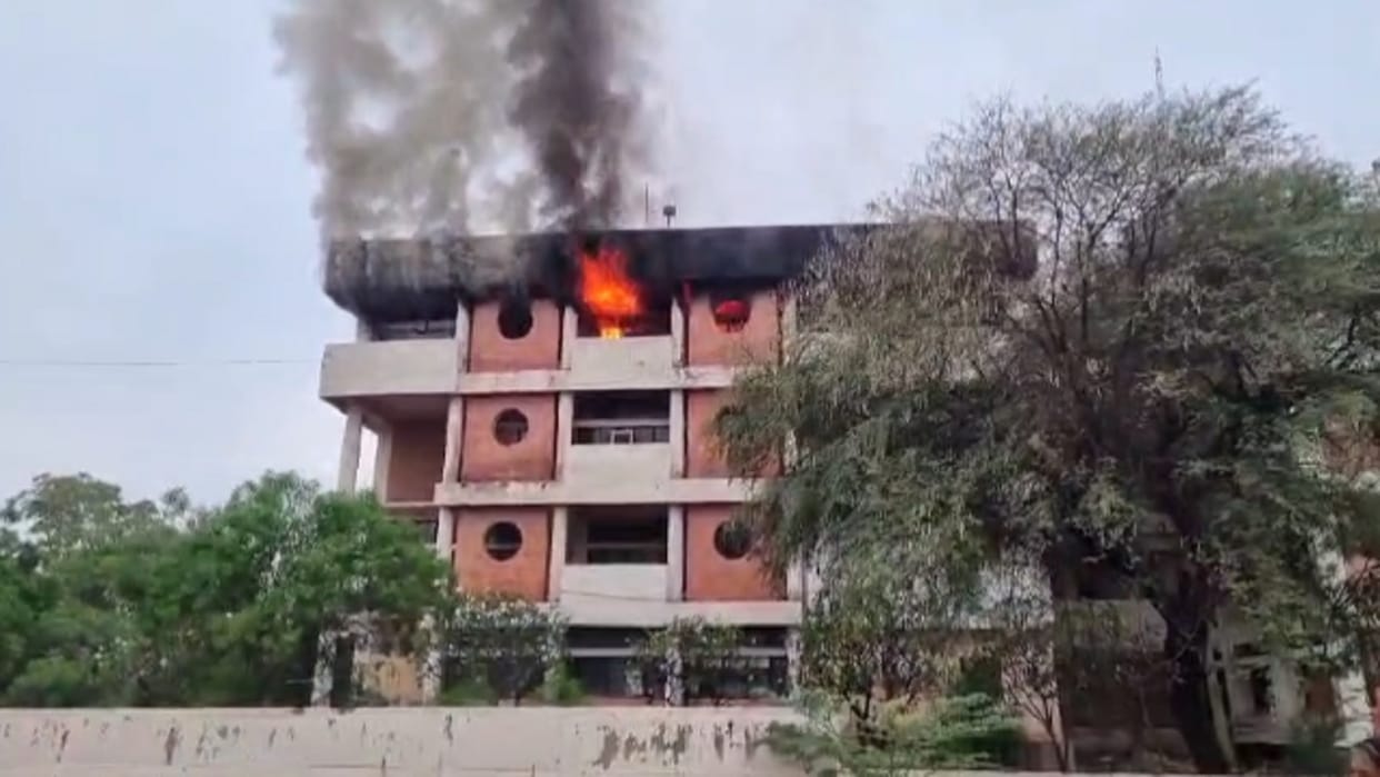 Fire broke out in fourth floor of Narnaul Mini Secretariat, NIC office goods burnt to ashes